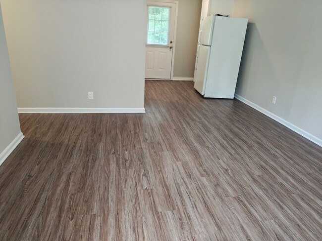 Foto del edificio - Room in Apartment on Overland Heights
