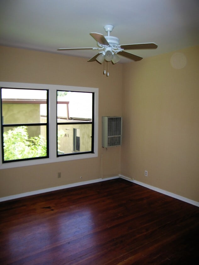Primary Photo - 1207 N Orange Dr
