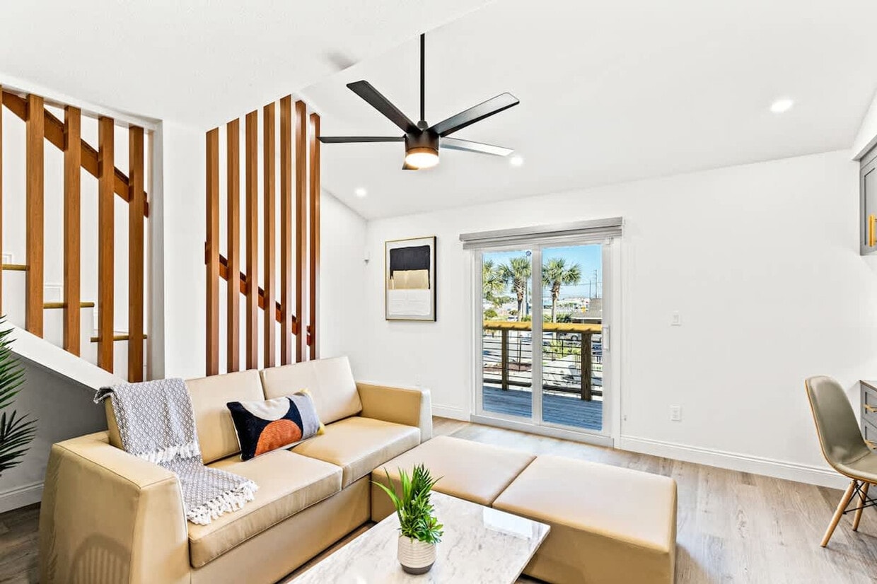 Foto principal - 8115 Thomas Dr