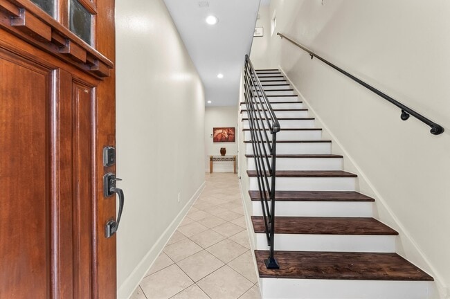 Building Photo - 3045 Clinton Dr