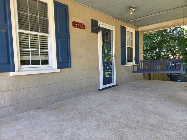 Foto del edificio - 3bd/1ba Cottage on private street with a s...