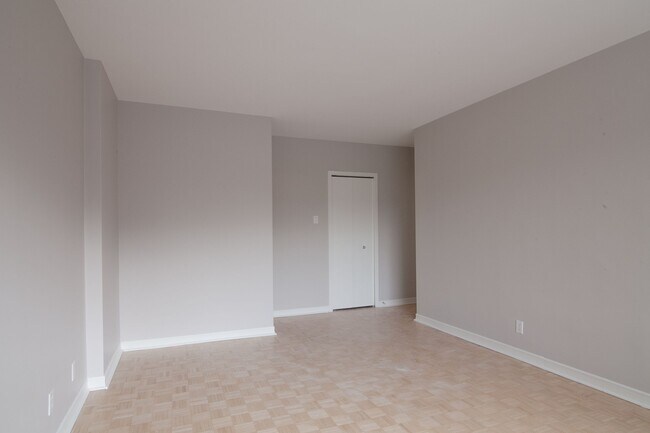 Building Photo - 4555 Av. Bonavista