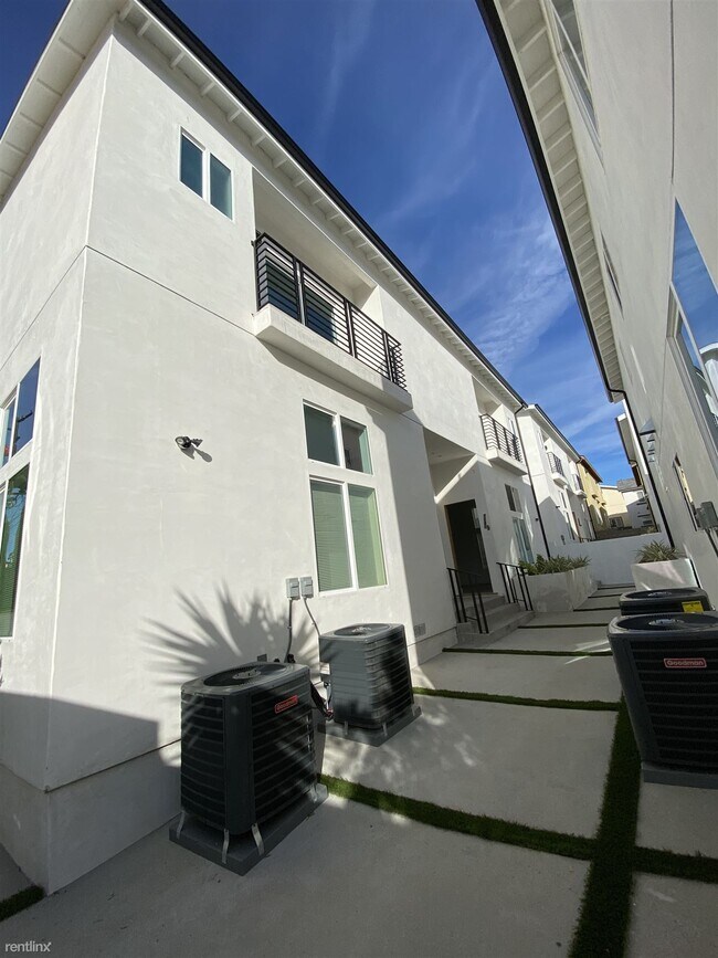 Building Photo - 7129 S La Cienega Blvd