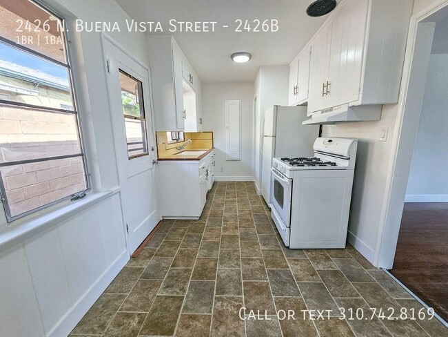 Building Photo - 2426 N Buena Vista St
