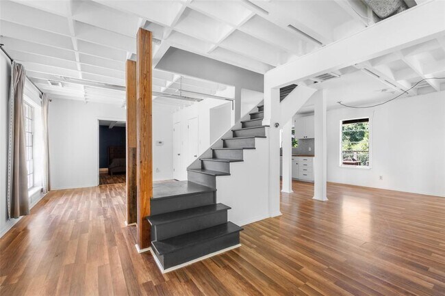 Foto del edificio - 5202 Woodmoor Dr