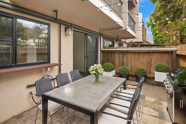 Building Photo - Stunning Bay Ho Townhome with Resort-Style...