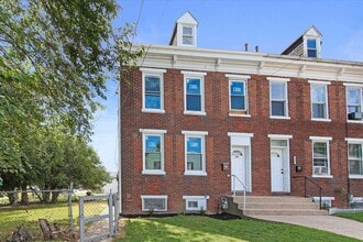 Building Photo - 394 E Maple St