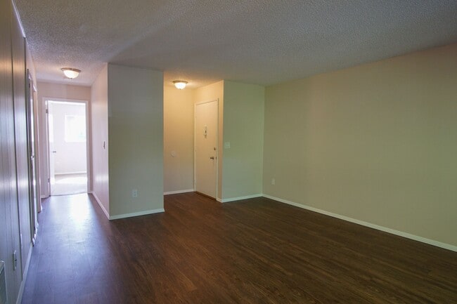 Building Photo - Updated Sunnyside Two-Bedroom with Parking...