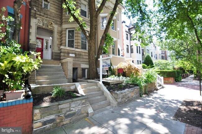 Foto del edificio - 1904 Calvert St NW