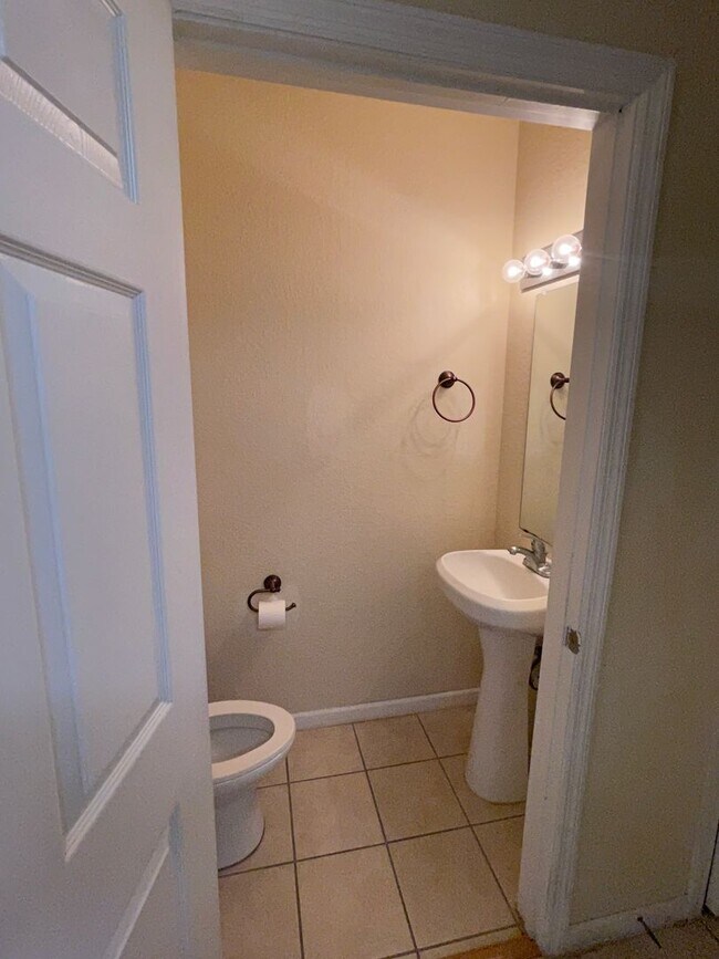 Foto del edificio - Beautiful 2 bedroom 2.5 bathroom townhome