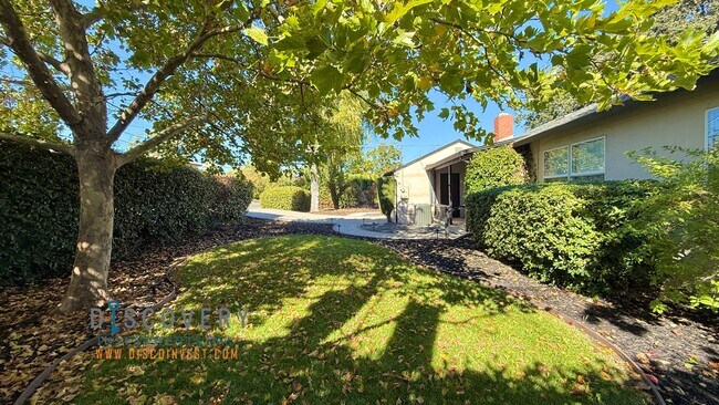 Foto del edificio - Your Ideal Modern Retreat with Enclosed Yard