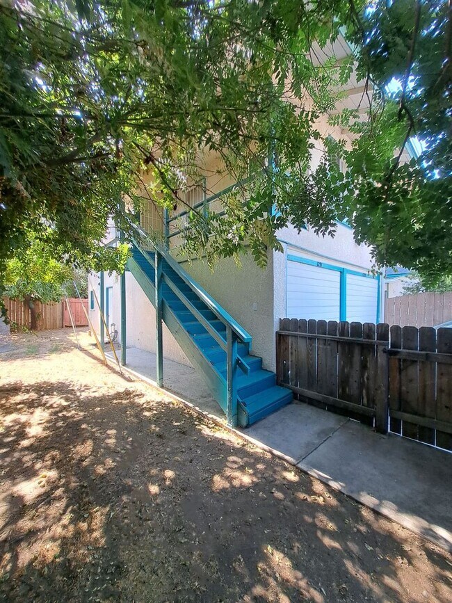 Foto del edificio - 1291-1295 N. Fruit Ave. (Duplex)