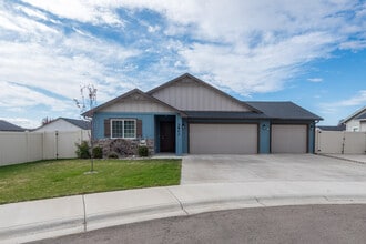 Building Photo - 2803 Tamarack St