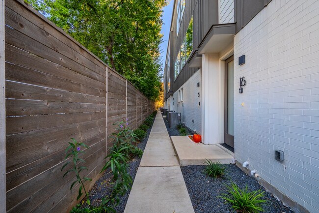 Foto del edificio - Stunning Modern Townhomes Newer Construction :: Henderson & Greenville Ave area