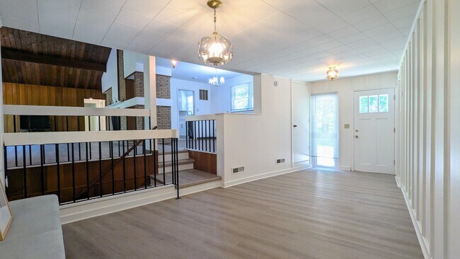 Building Photo - 2030 Crestwood Ln