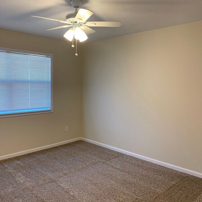 Foto del edificio - COMPLETELY UPDATED 2 Bedroom 1.5 bath town...