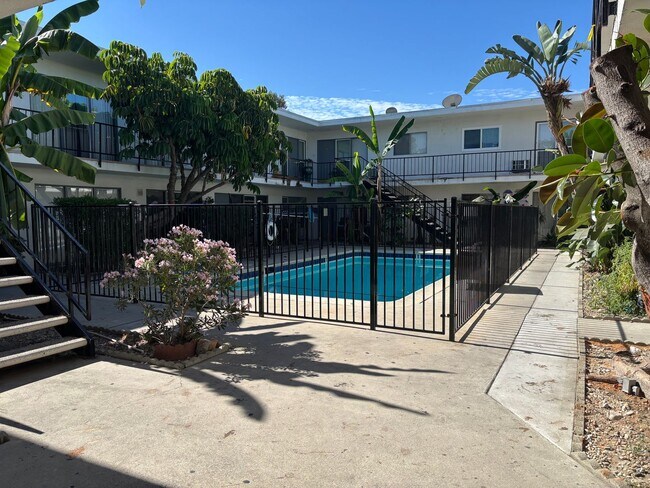 Foto del edificio - 6930 Fulton Ave