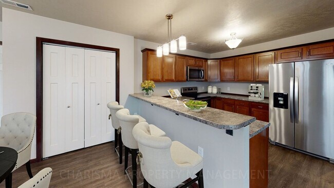 Foto del edificio - 2 BEDROOM, 1 BATH TOWN HOME, INDIVIDUAL ENTRANCE, ATTACHED GARAGE, PET FRIENDLY, NEWER DEVELOPMENT