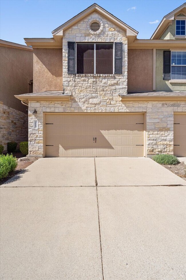 Foto del edificio - Lovely 2 Bedroom, 2.5 Bath Townhome w/ 2-Car Garage in Cedar Park!