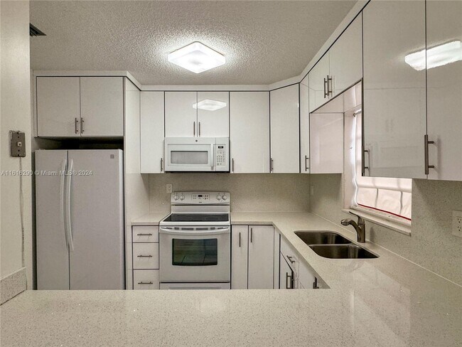 Building Photo - 10340 SW 147th Ct Cir