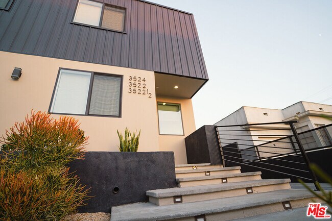 Foto del edificio - 3524 S Bronson Ave