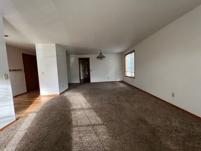 Foto del edificio - 16040 NW Edward Court ~ MOVE IN SPECIAL!! ...