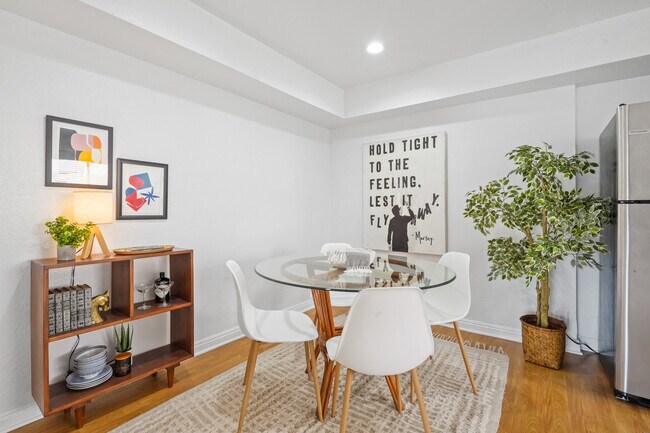 Foto del edificio - 1742 Redesdale Ave