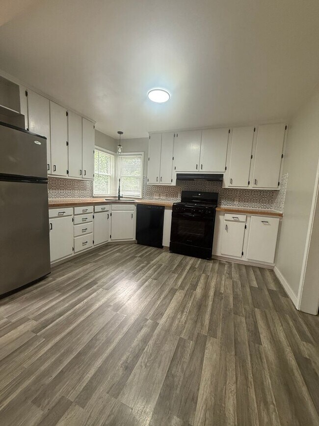 Foto del edificio - Beautiful 2 Bedroom 1 Bathroom House
