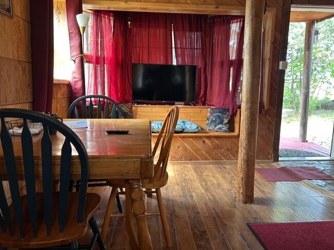 Building Photo - Rustic Cabin for Rent October 2025 thru Ma...