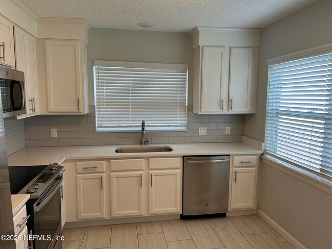 Foto del edificio - 240 Hopkins St