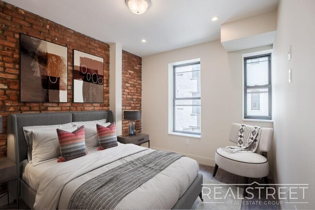 Foto del edificio - Gorgeous Spacious 3 Bedroom in Prime Crown Heights