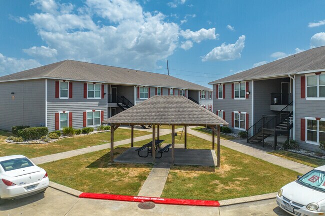 asientos al aire libre - Cypress Bend Apartments