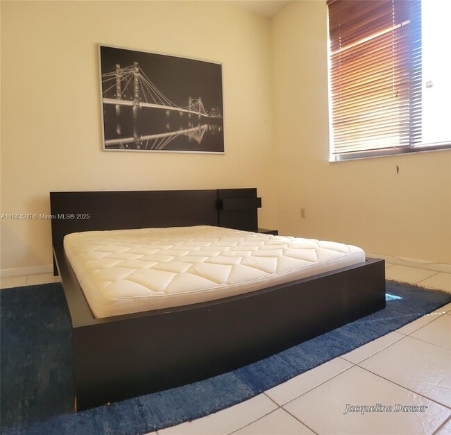 Building Photo - 540 Brickell Key Dr