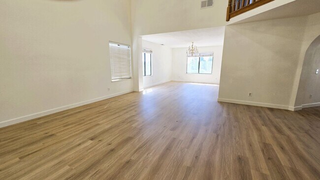 Foto del edificio - "Spacious, Sunlit Home in a Peaceful Ranch...