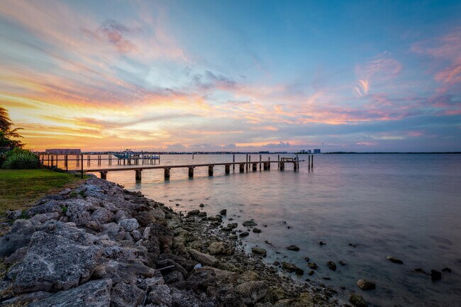 Foto del edificio - 1041 Pine Point Rd