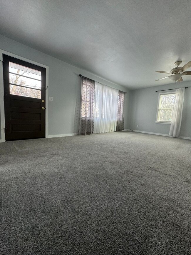 Building Photo - Beautiful 3 Bedroom 1 Bath Ranch Style Single Family Home!