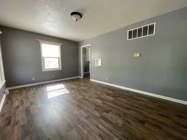 Building Photo - Beautiful Interior