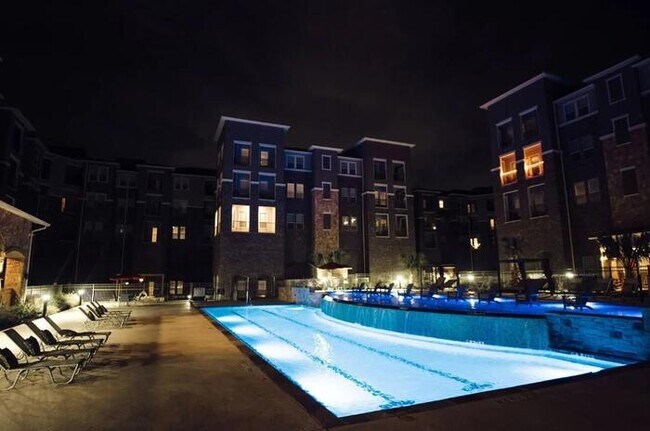 Foto del edificio - 7830 Van Tuyl Pkwy