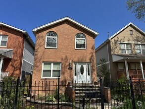 Building Photo - 1031 N Keeler Ave