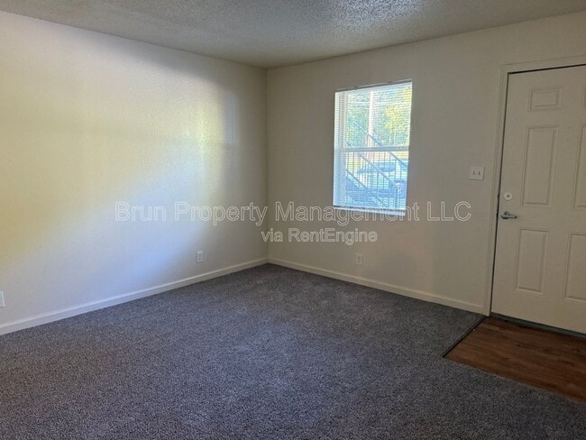 Building Photo - 516 E Red Bud Rd