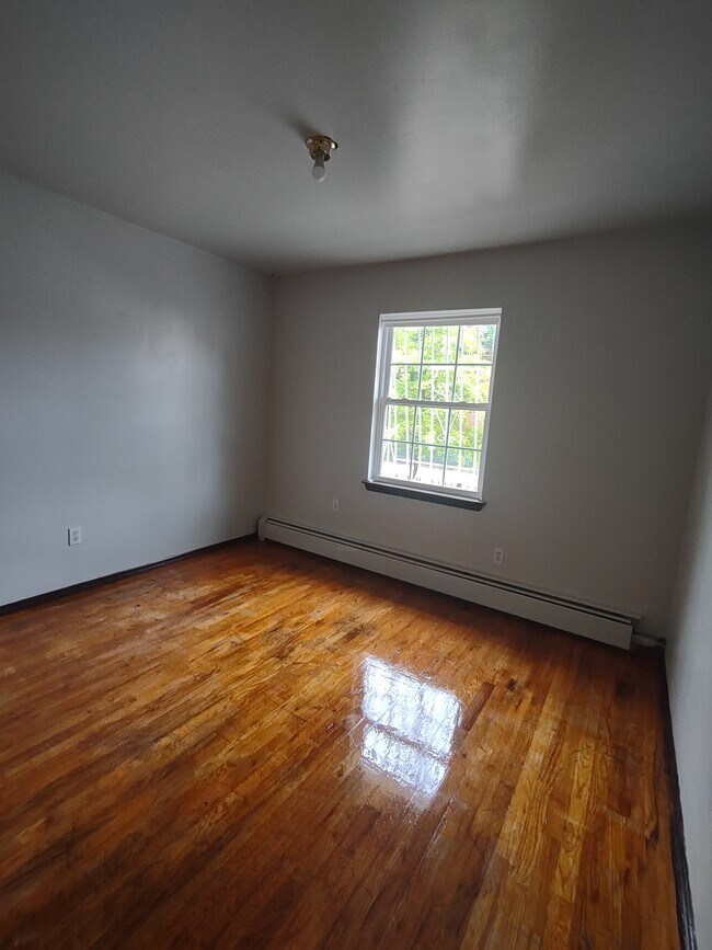 Bed# 2 - 370 Warwick St