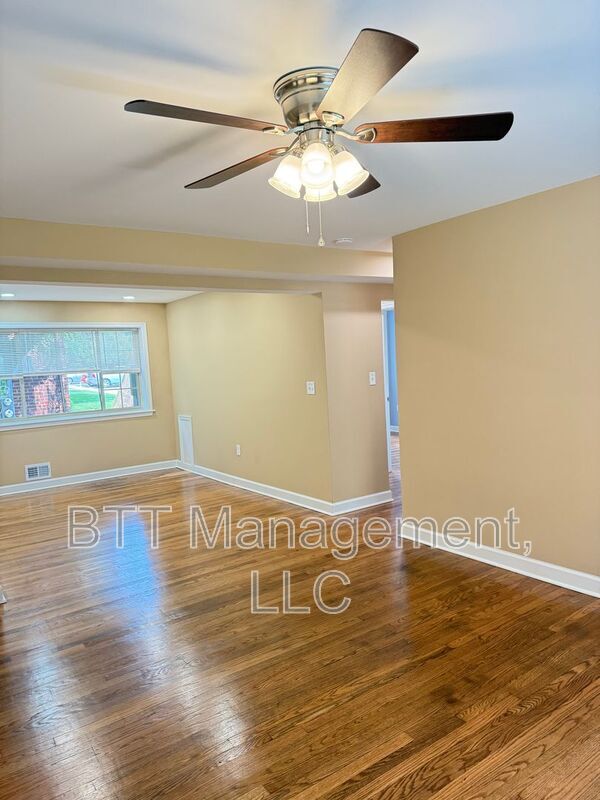 Foto del edificio - 8804 Bradford Rd