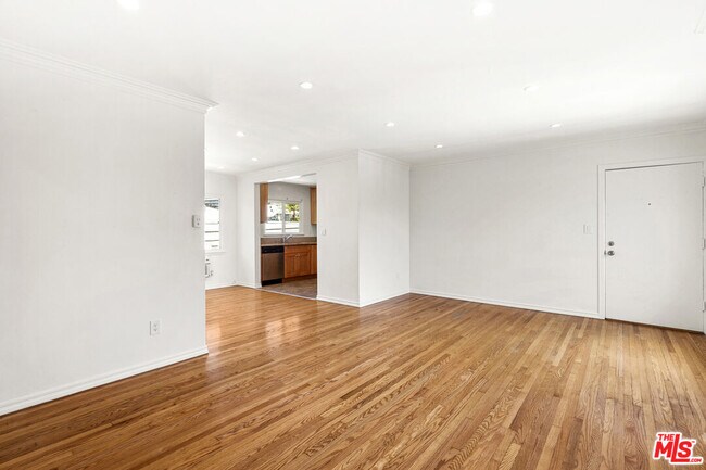 Foto del edificio - 1235 N Harper Ave