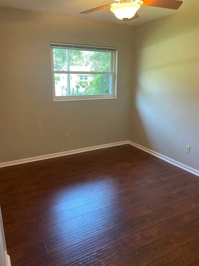 Building Photo - Lovely Single Family Home One Mile from Th...