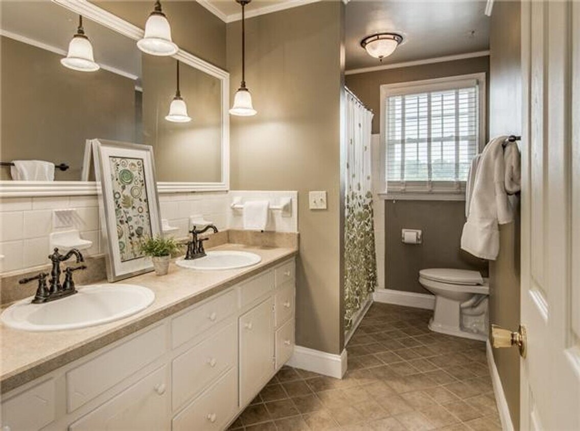 Foto principal - AVAILABLE NOW; 2-Bed/2.5-Bath in Crieve Hall