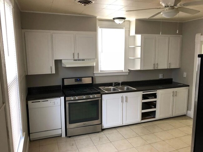 Building Photo - 2 bed/1 bath, 900 sq ft home!