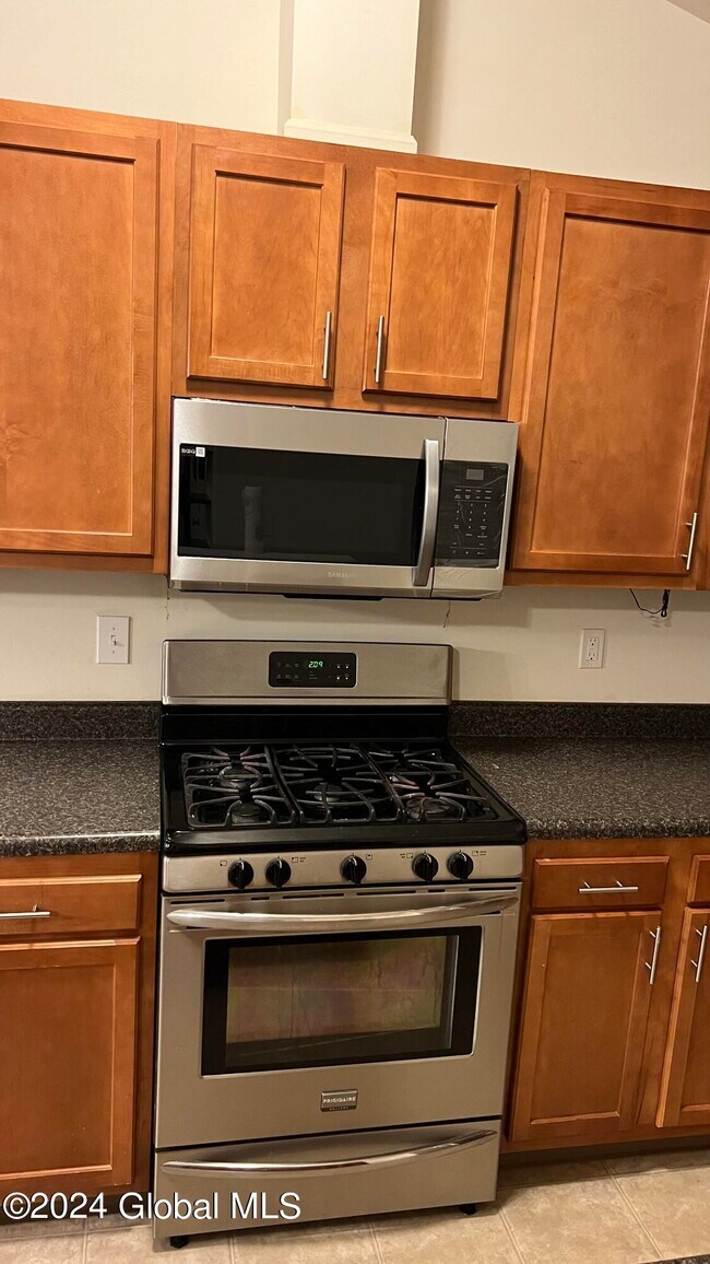 Building Photo - 14 Governor Cir