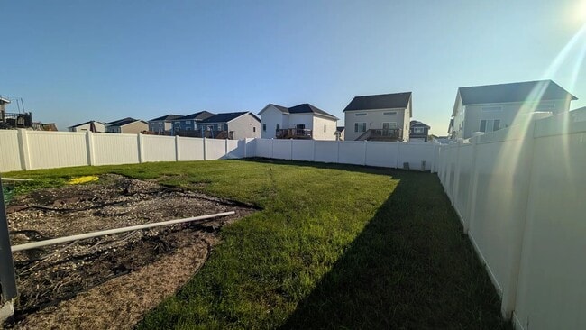 Building Photo - Furnished Queen Room with Closet & Private Bath