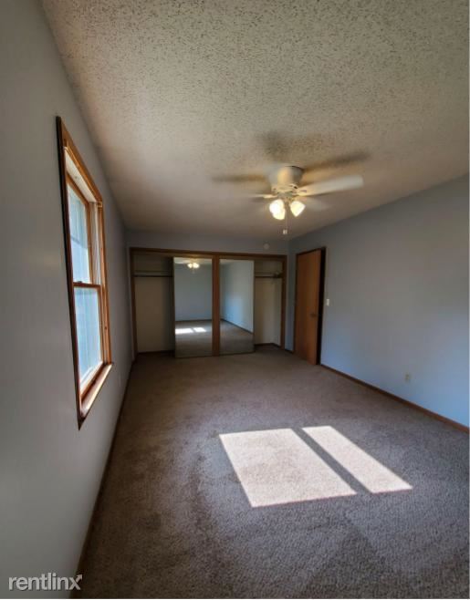 Building Photo - 2 br, 1.5 bath Duplex - 880 E Michigan Ave...
