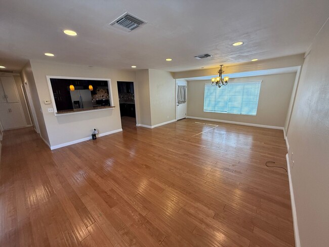 Building Photo - 3 Bedroom Home for Rent in La Crescenta!